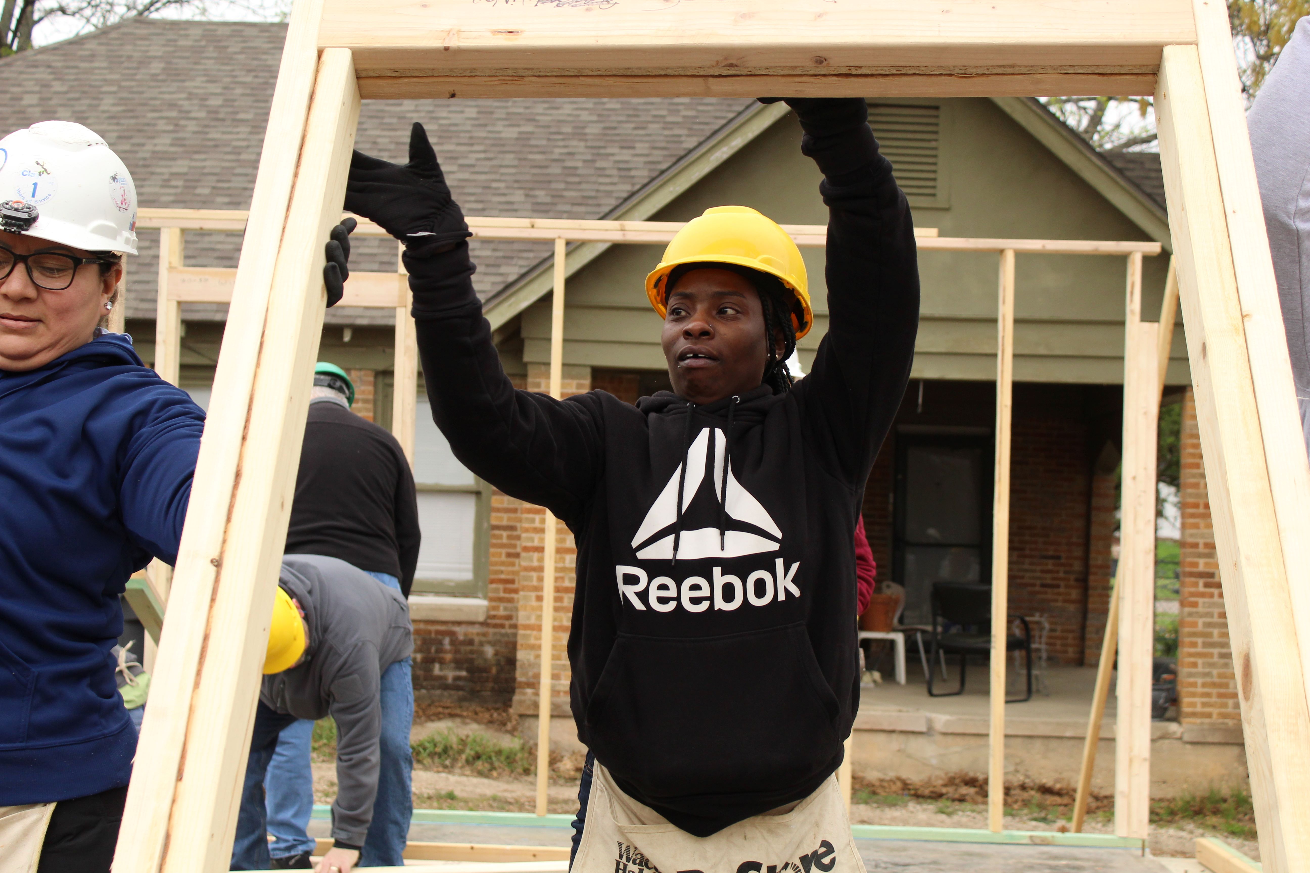 Jessica Watson lifting wall on build site